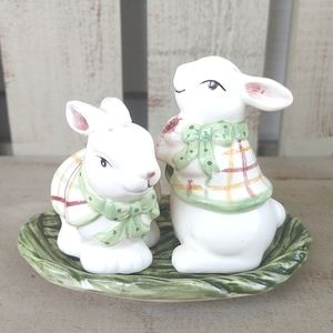 Vintage Tii Collections Bunny Ceramic Salt And Pepper Shaker With Leaf Base
